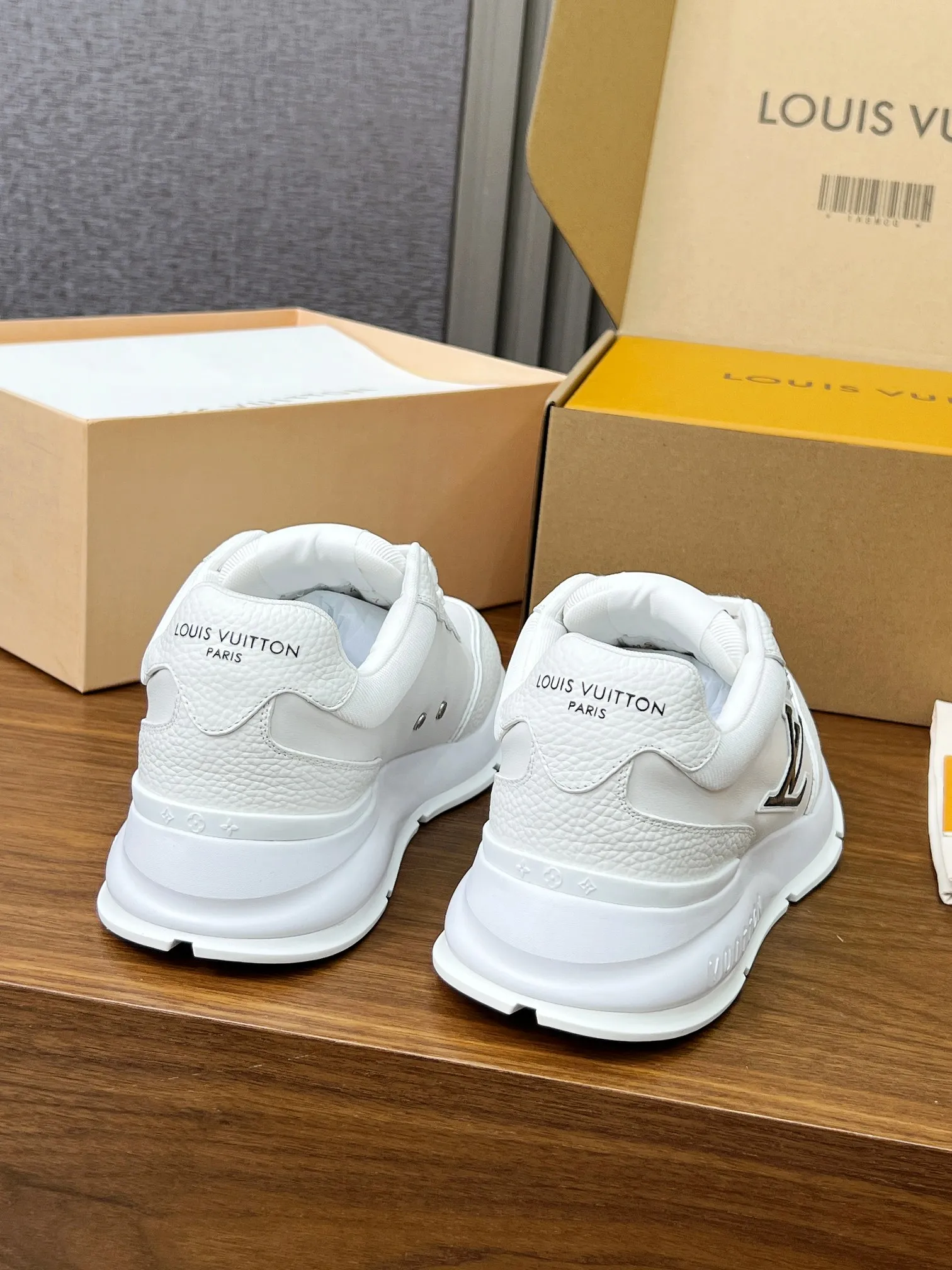 👟👟Ex-factory price 680👟👟 Men's size +10 LV Louis Vuitton L Jialu brand thick-soled casual couple sneakers🔥🔥🔥 Made of smooth cow leather and elegant design, can be easily integrated into various styles. The eye-catching LV letters are marked on the side of the shoe, and the lightweight rubber outsole is embellished with the Vuitton logo ▪️ Sole thickness: 4CM. The counter specializes in the latest casual shoes and new hard goods 🆕 ❥Purchase level! Full of high-end feel! A popular model among bloggers at home and abroad, it’s retro and fashionable and looks amazing on your feet! Wear a lot of happiness! The official website’s main recommendation★ ▪️Upper: Original custom-made imported calfskin fabric ▪️Inner lining: breathable gauze imported from Italy ▪️Outsole: rubber foam ➕tpu high-end outsole ▪️Shoe size: women’s 35-41, (women’s 41 is custom-made). Men's clothing 39-46 (45-46 customized).